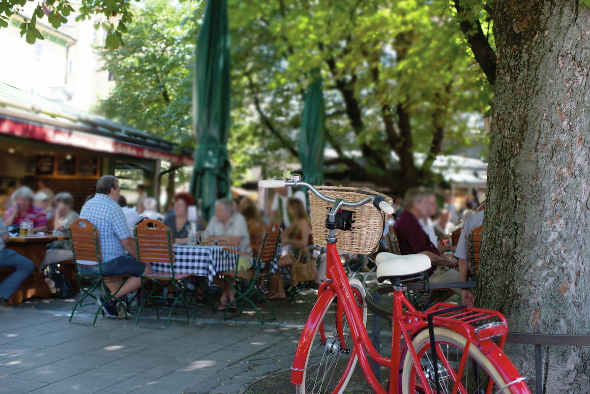 Foto: Blick auf einen Biergarten