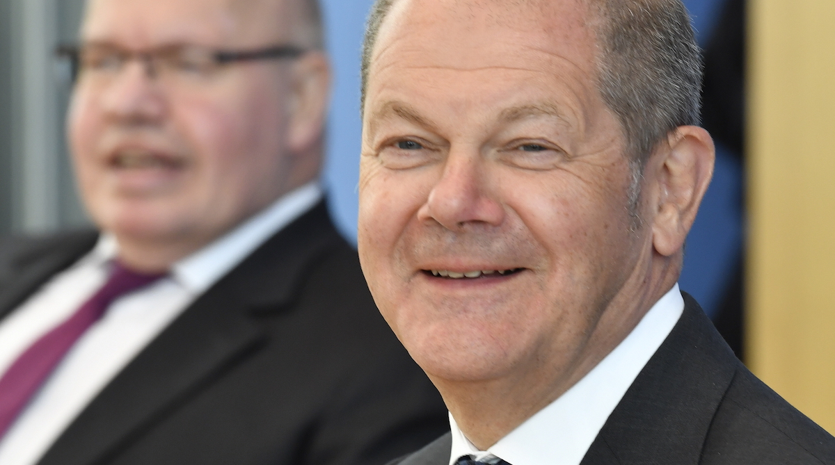 Foto: Olaf Scholz, links im Hintergrund Peter Altmaier