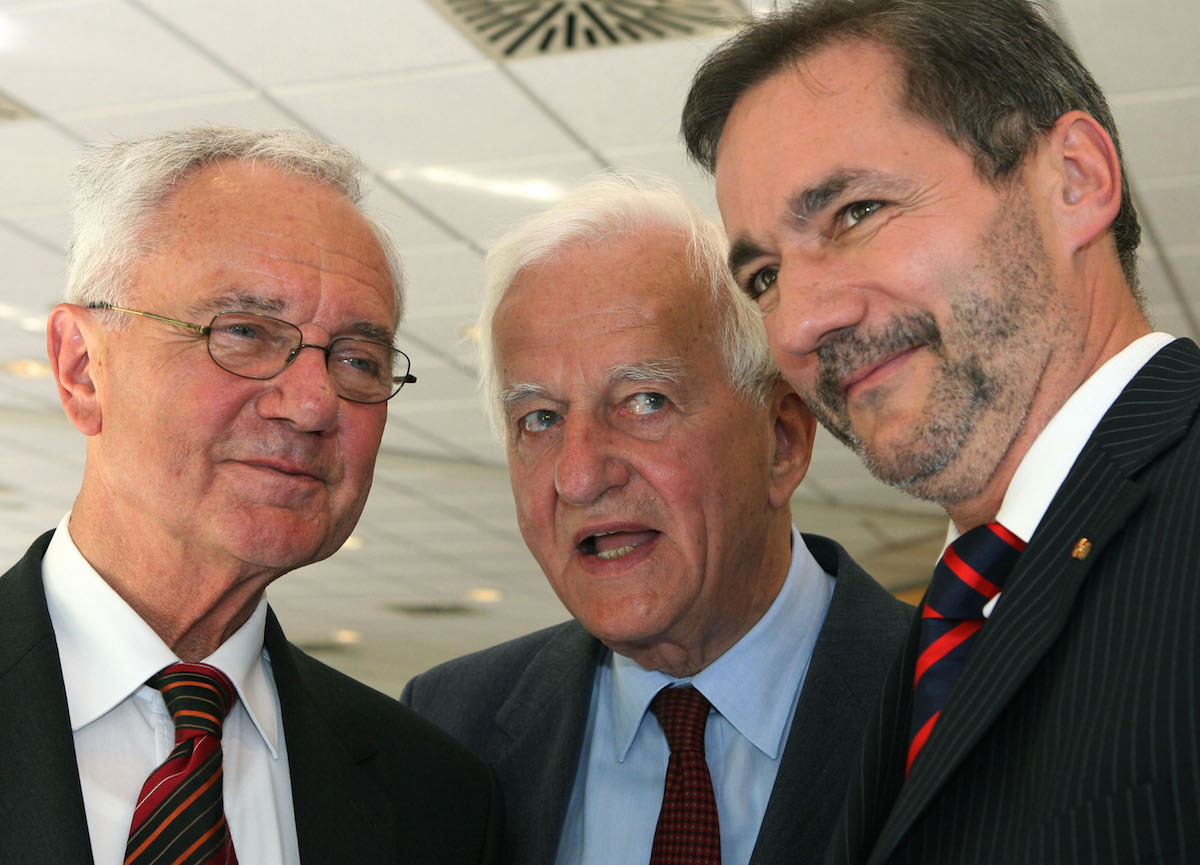 Foto: Manfred Stolpe (l,) spricht mit Richard von Weizsäcker und Matthias Platzeck