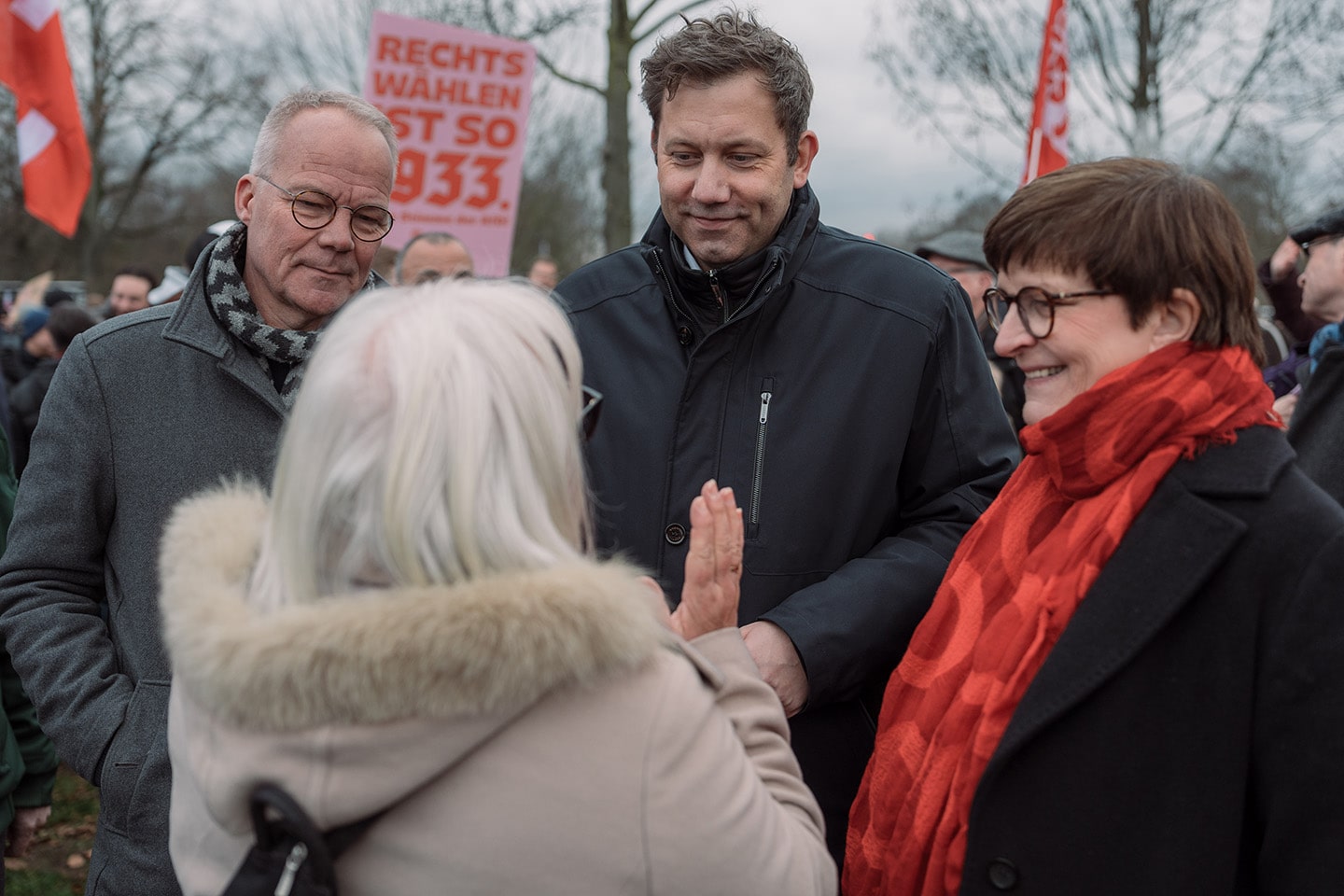 Foto: Matthias Miersch, Lars Klingbeil und Saskia Esken bei Demo gegen rechts in Berlin
