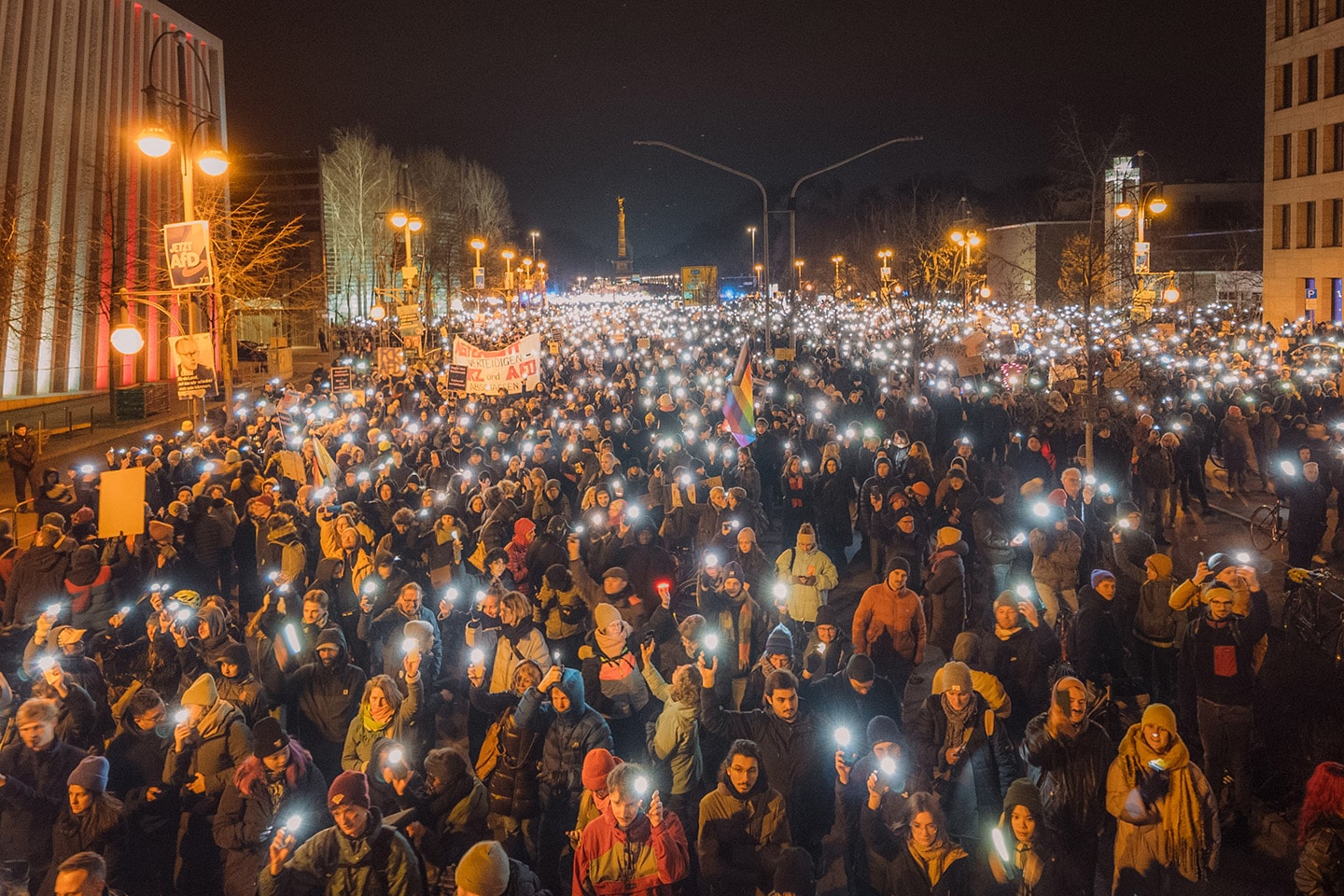 Foto: Menschenmassen mit Lichtern bei Berliner Demo gegen rechts