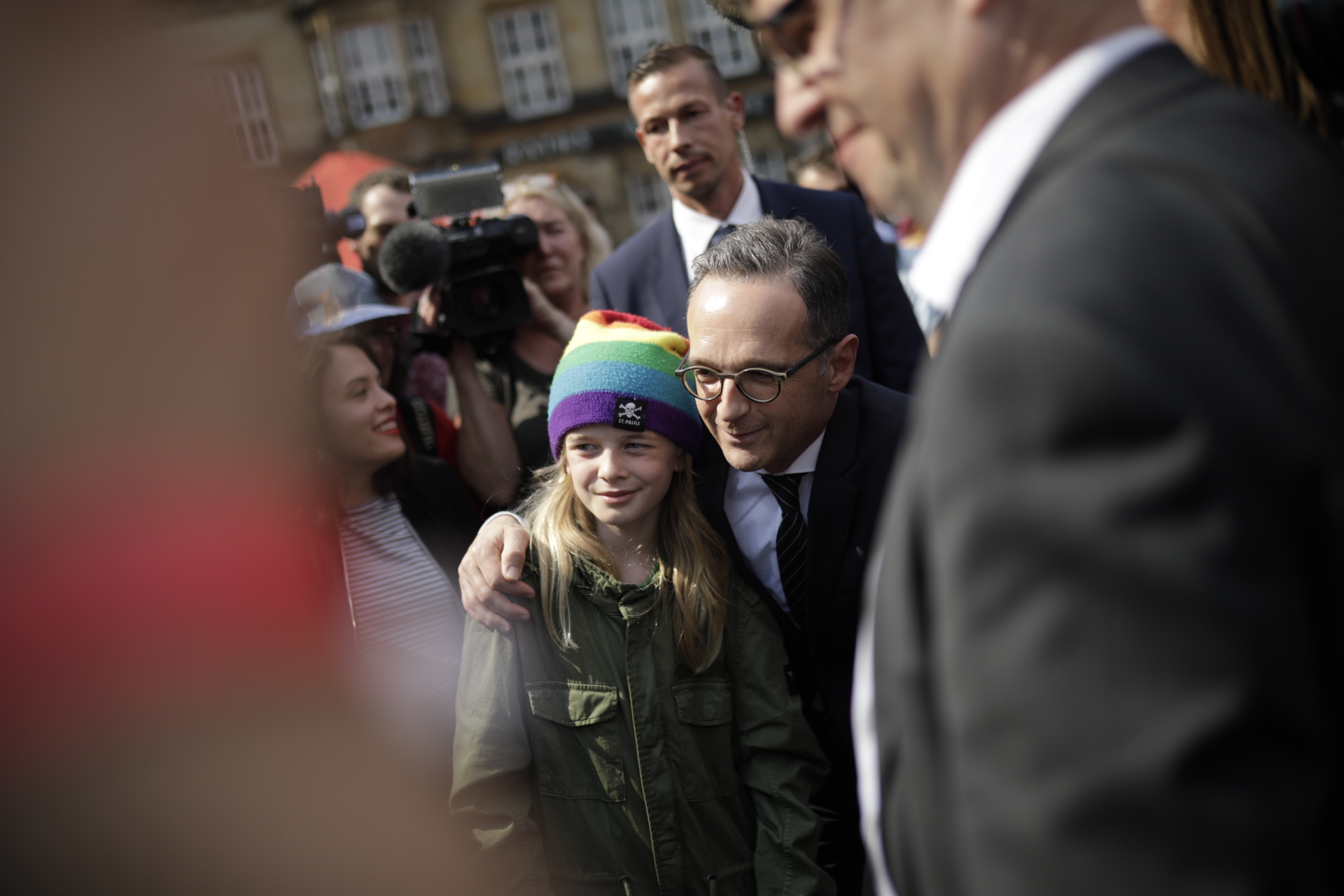 Foto: Heiko Maas und ein Mädchen stehen für ein Foto nebeneinander