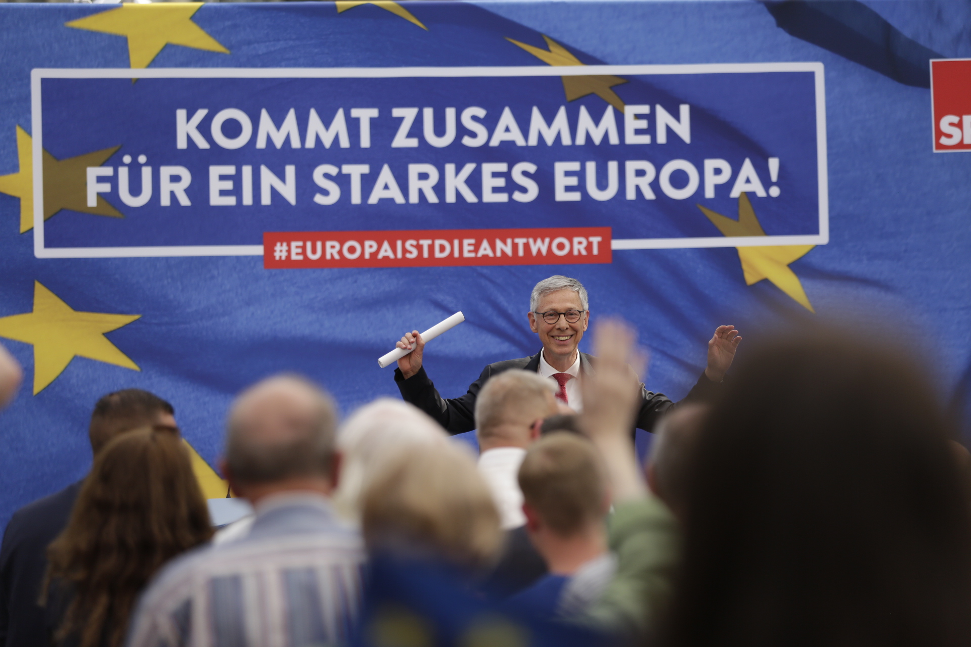 Foto: Carsten Sieling spricht vor SPD-Anhängern auf dem Bremer Marktplatz