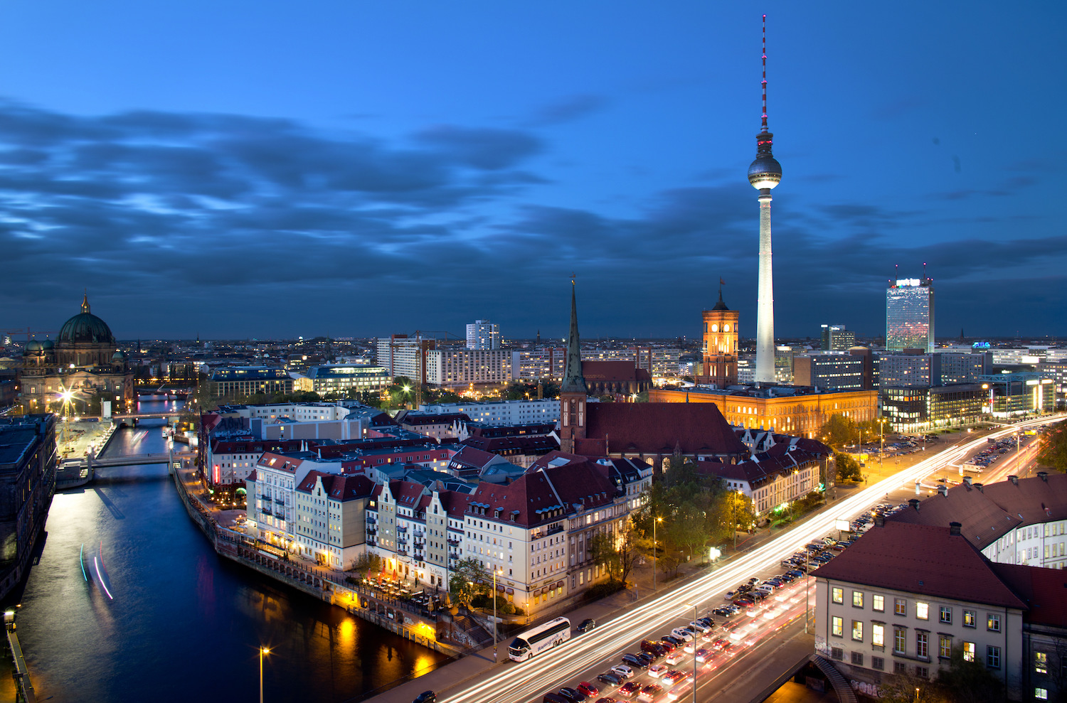 Foto: Blick auf das Berliner Nikolaiviertel bei Nacht