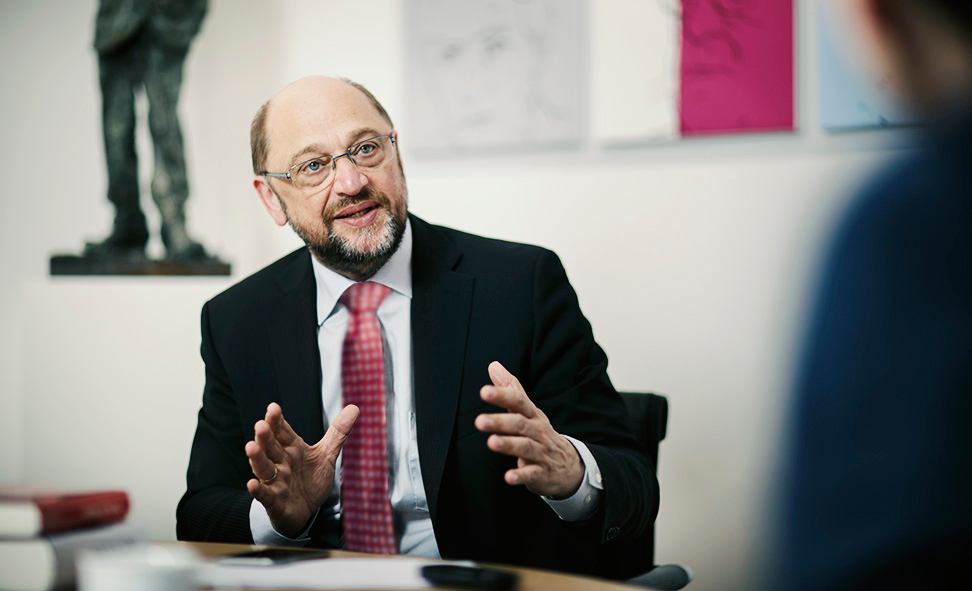 Foto: Martin Schulz sitzt in seinem Büro und diskutiert