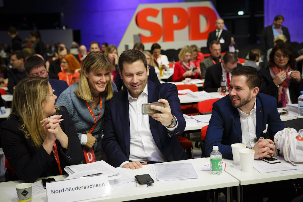 Foto: Lars Klingbeil macht mit Delegierten ein Selfie