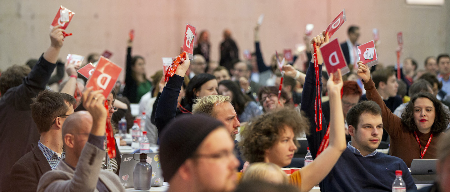 Foto: Delegierte stimmen bei SPD-Parteitag ab
