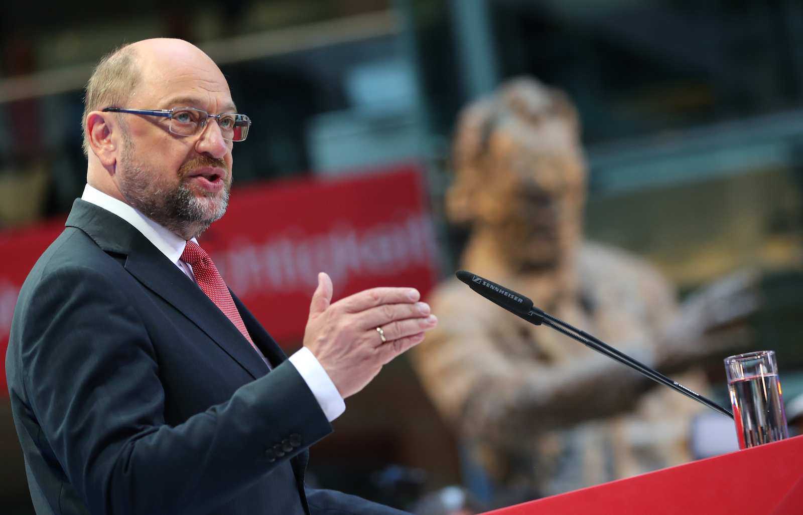 Foto: Martin Schulz (M) steht in Berlin in der Parteizentrale der SPD auf der Bühne. 