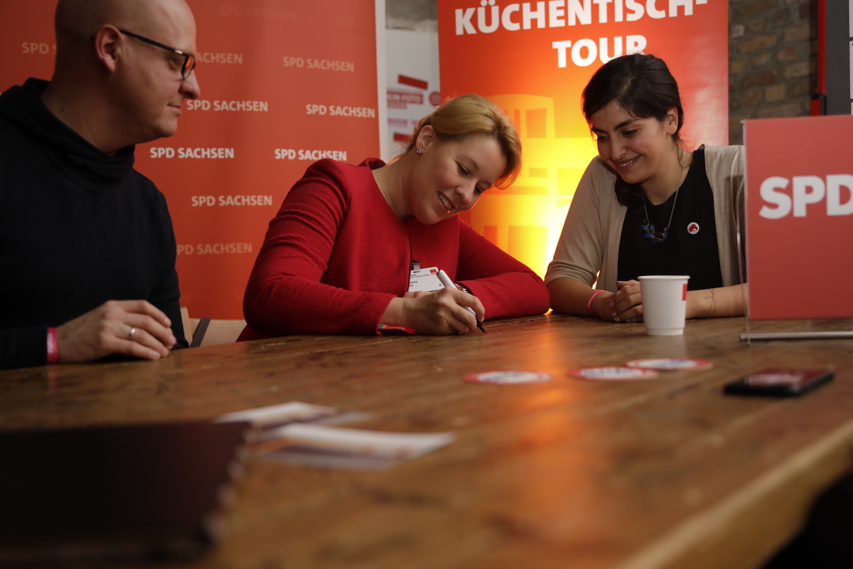 Foto: Franziska Giffey im Gespräch mit Debattencampteilnehmern