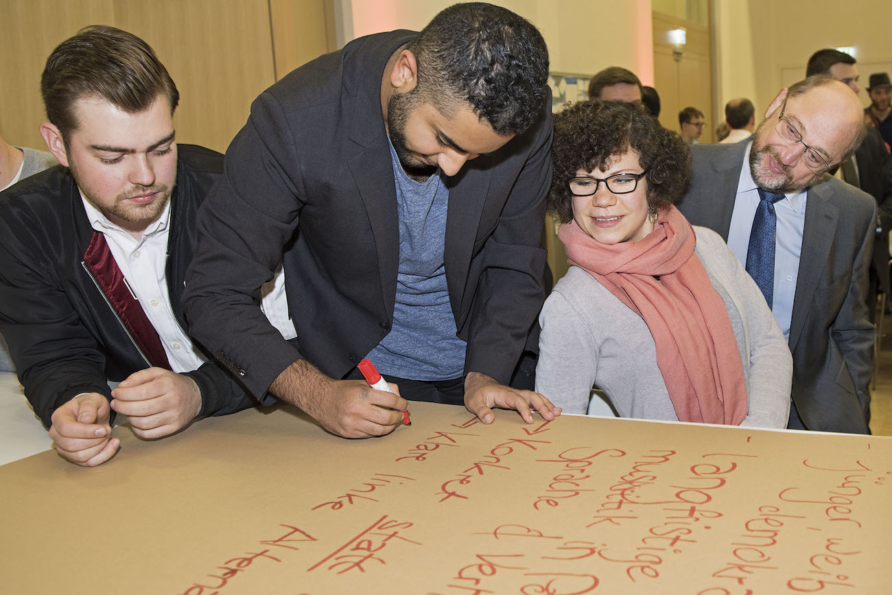 Foto: Teilnehmer erarbeiten bei der Dialogveranstaltung in Frankfurt am Main Vorschläge zur Erneuerung der SPD