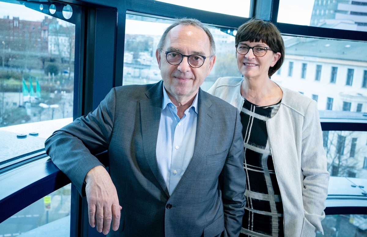 Foto: Norbert Walter-Borjans und Saskia Esken stehen in ihrem Büro im Willy-Brandt-Haus. 