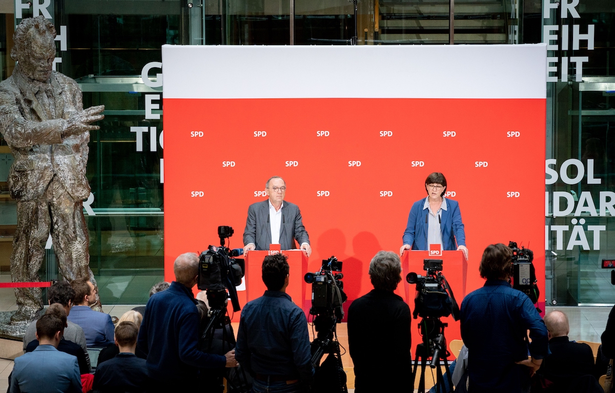 Foto: Norbert Walter-Borjans und Saskia Esken geben eine Pressekoferenz