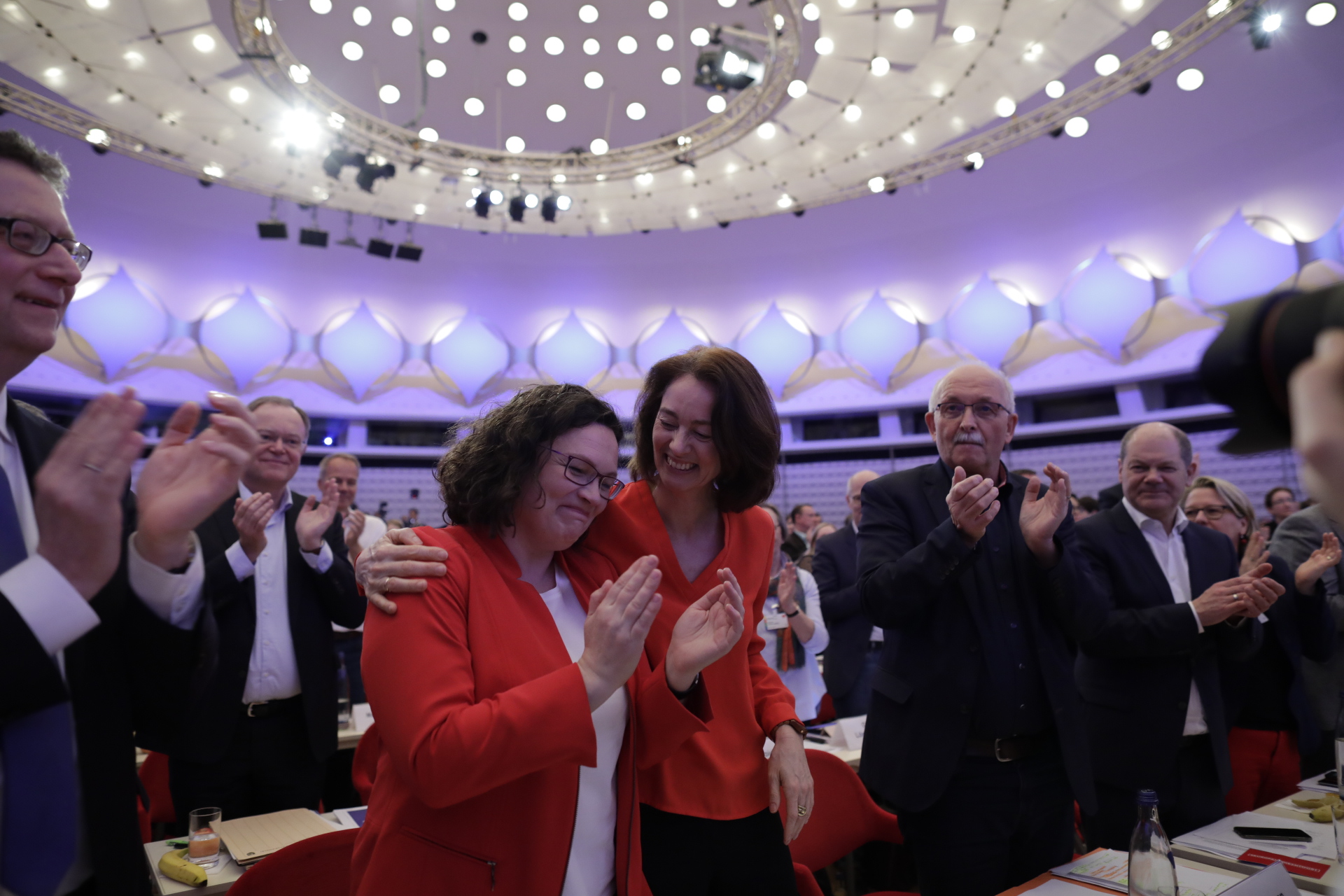 Bild: Katarina Barley umarmt Andrea Nahles