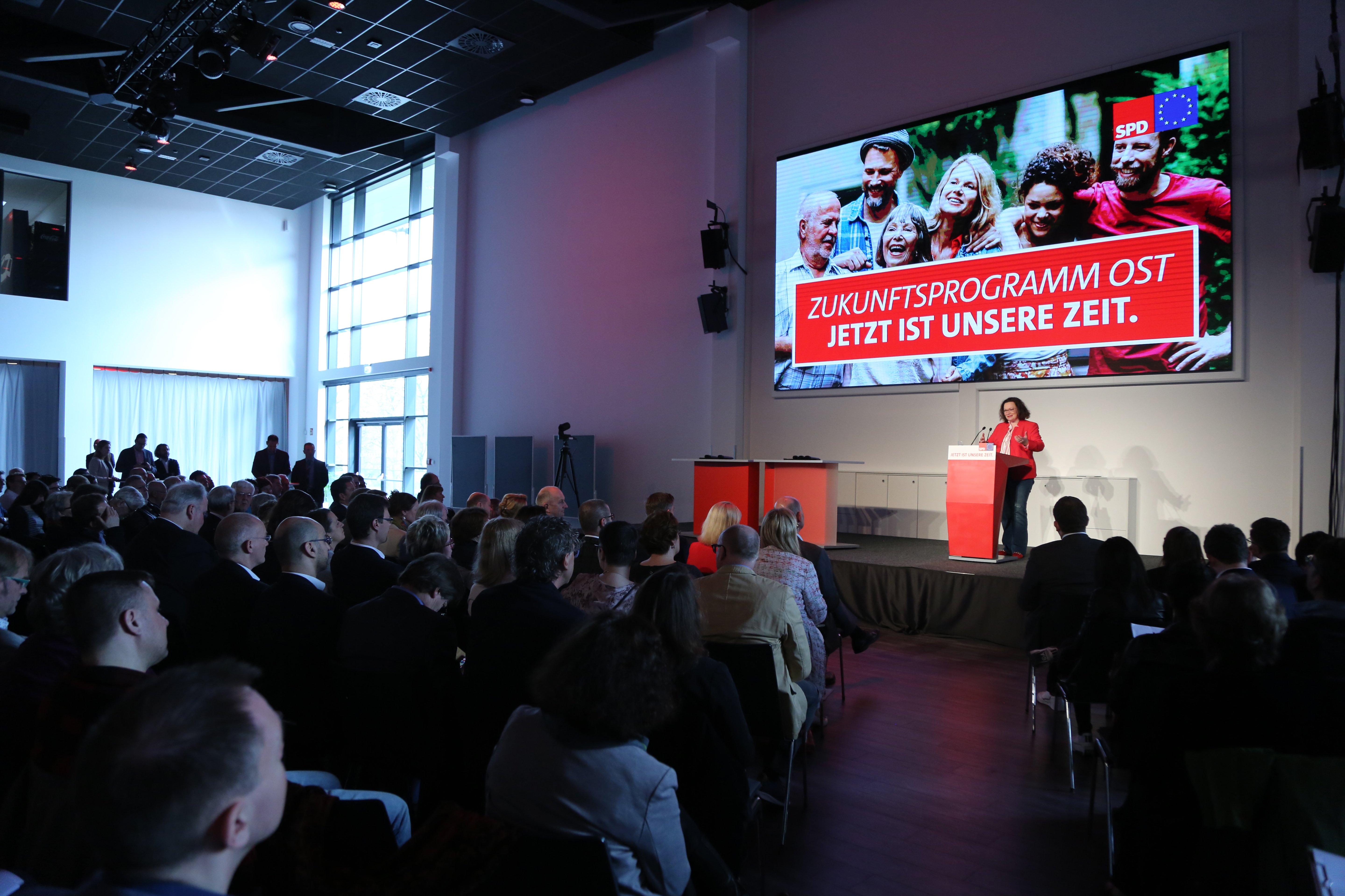 Foto: Blick vom Plenum auf die Bühne des Ostkonvents