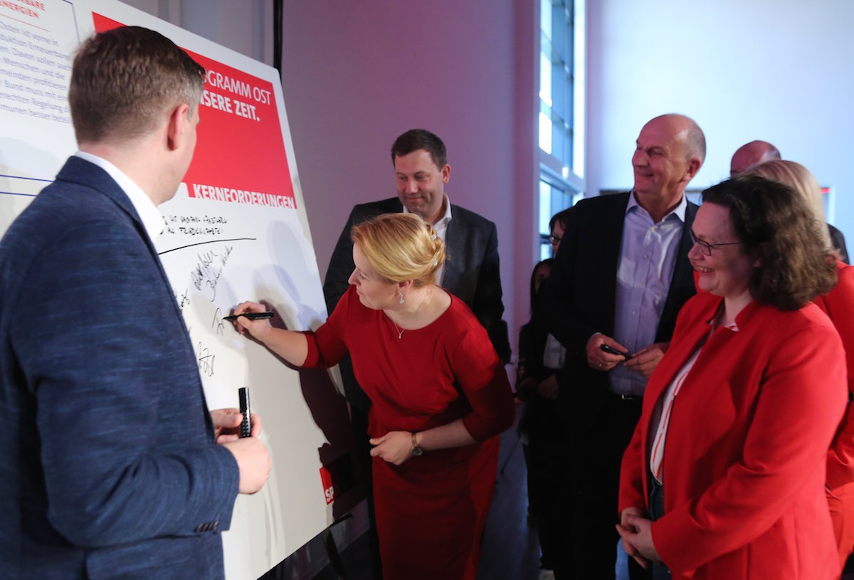 Foto: Martin Dulig, Franziska Giffey, Lars Klingbeil, Dietmar Woidke und Andrea Nahles bei der Unterzeichnung des Zukunftprogramms