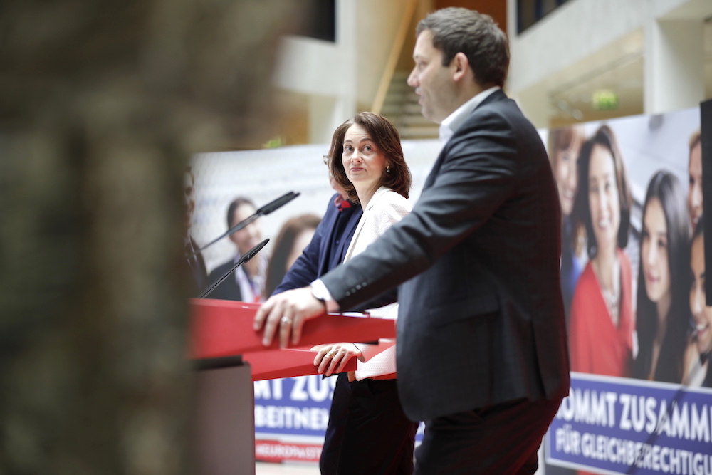 Foto: Lars Klingbeil und Katarina Barley bei der Pressekonferenz