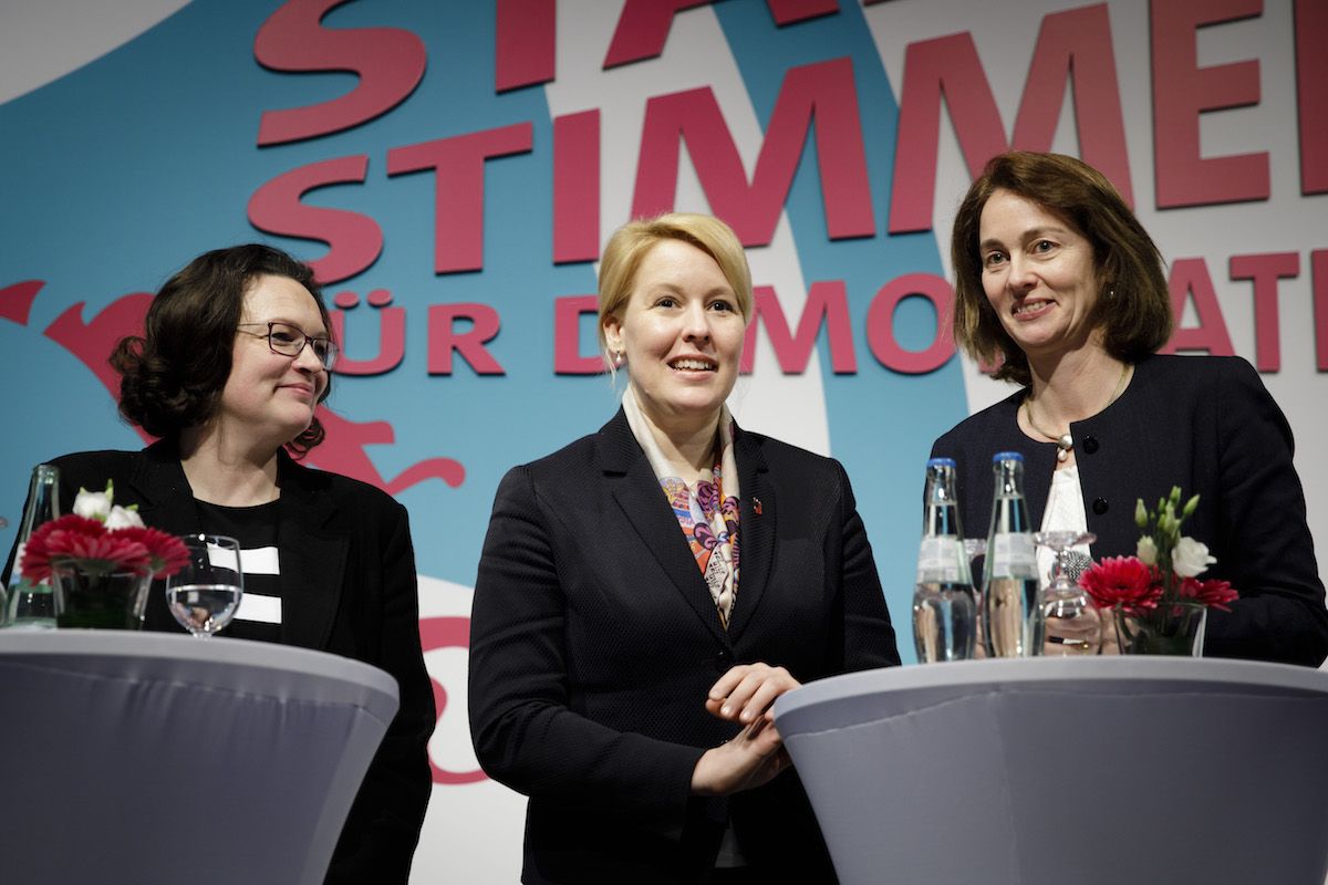 Foto: Franziska Giffey (Mitte) und Andrea Nahles sowie Katarina Barley