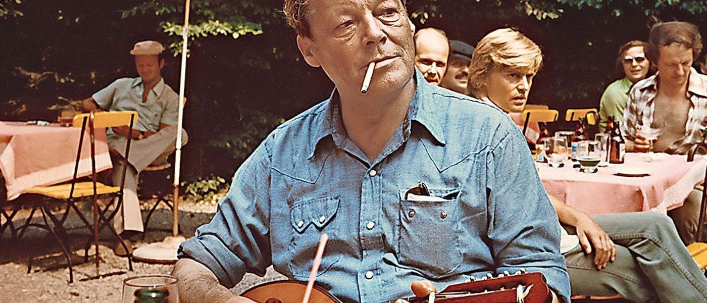 Foto: Willy Brandt spielt 1976 bei einer Pause während einer Wanderung bei Bielefeld Mandoline 