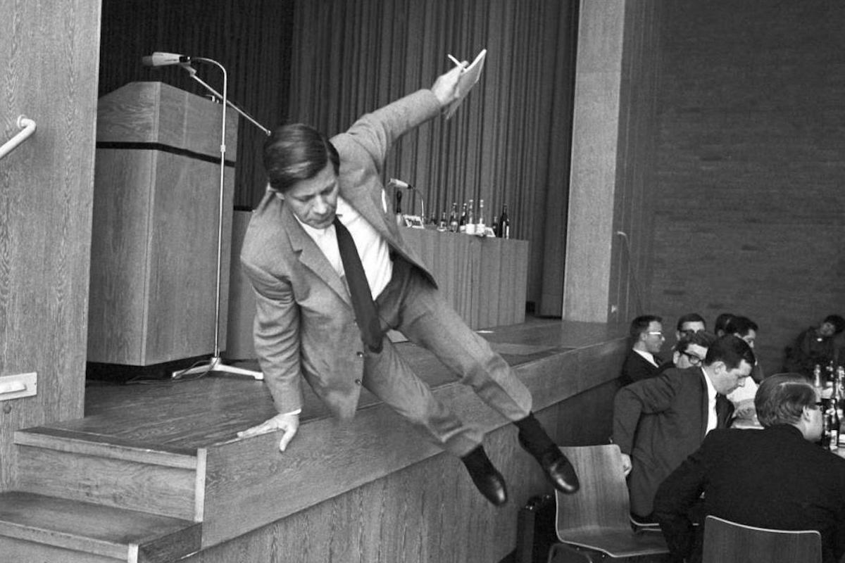 Foto: Helmut Schmidt legt nach einer Rede einen sportlichen Abgang hin, Frankfurt am Main 1968