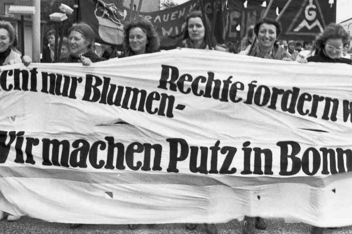 Foto: „Wir machen Putz in Bonn“ fordern Frauen auf einer Demonstration am Muttertag am 12. Mai 1984