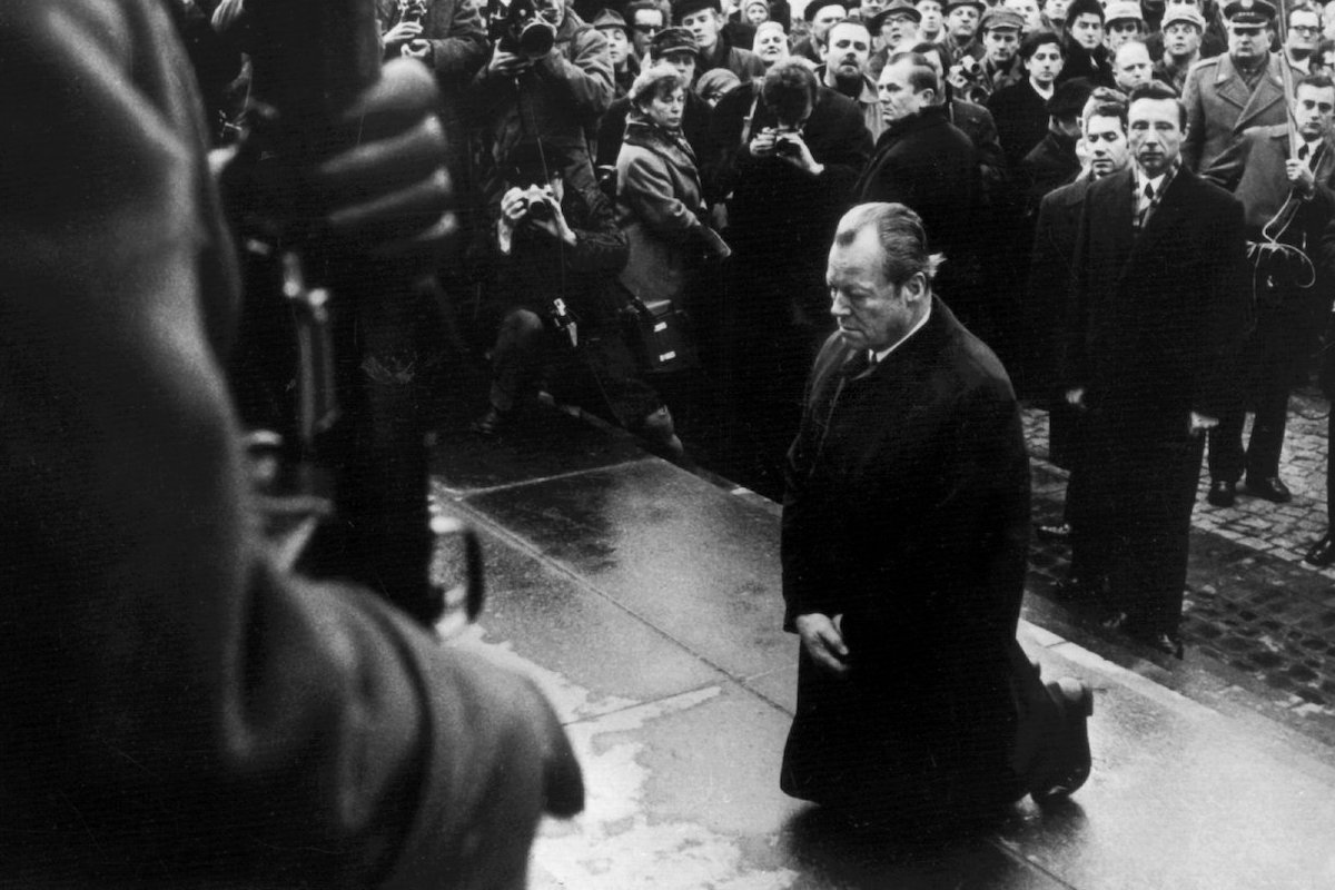 Foto: Willy Brandt kniet vor dem Mahnmal im einstigen jüdischen Ghetto am 7. Dezember 1970