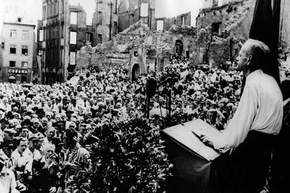 Foto: Kurt Schumacher spricht im Mai 1946 vor den Trümmern des Frankfurter Römers