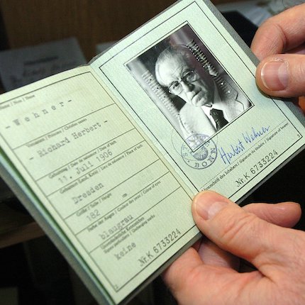 Foto: Original-Personalausweis von Herbert Wehner im Archiv der sozialen Demokratie (AdsD)