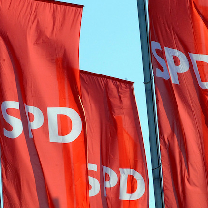 Foto: SPD-Flaggen wehen im Wind