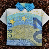 Foto: 20-Euro-Schein in Form eines Hemdes gefaltet
