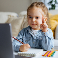 Foto: Kleines Mädchen lernt am Laptop
