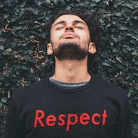 Foto: Junger Mann trägt Pullover mit "Rescpect"-Aufschrift