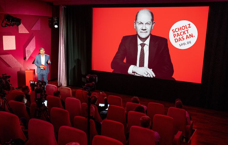 Foto: Lars Klingbeil stellt in einem Kinosaal die Kampagne der SPD für die Bundestagswahl vor.