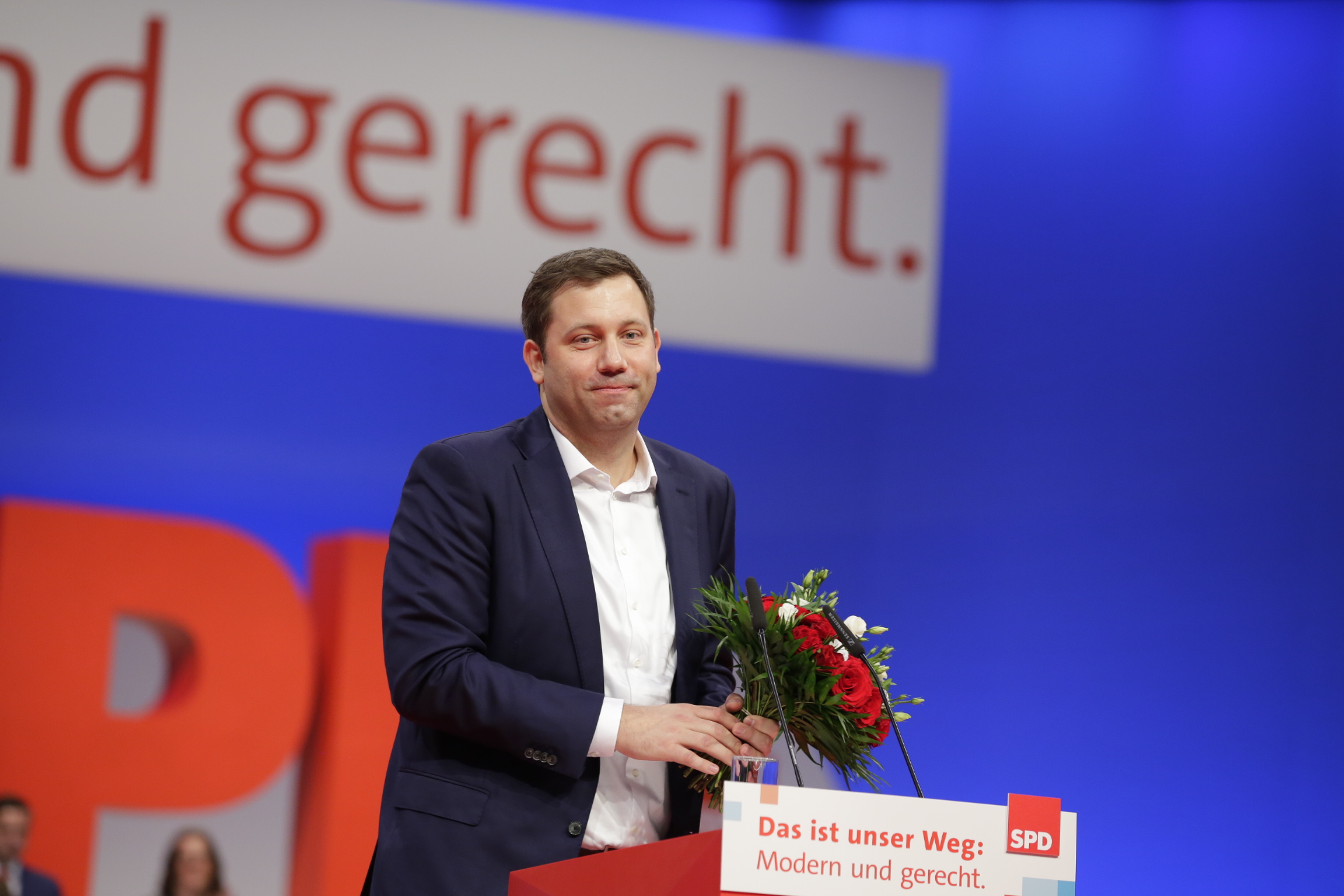 Foto: Lars Klingbeil mit Blumenstrauß nach seiner Wahl zum Generalsekretär der SPD