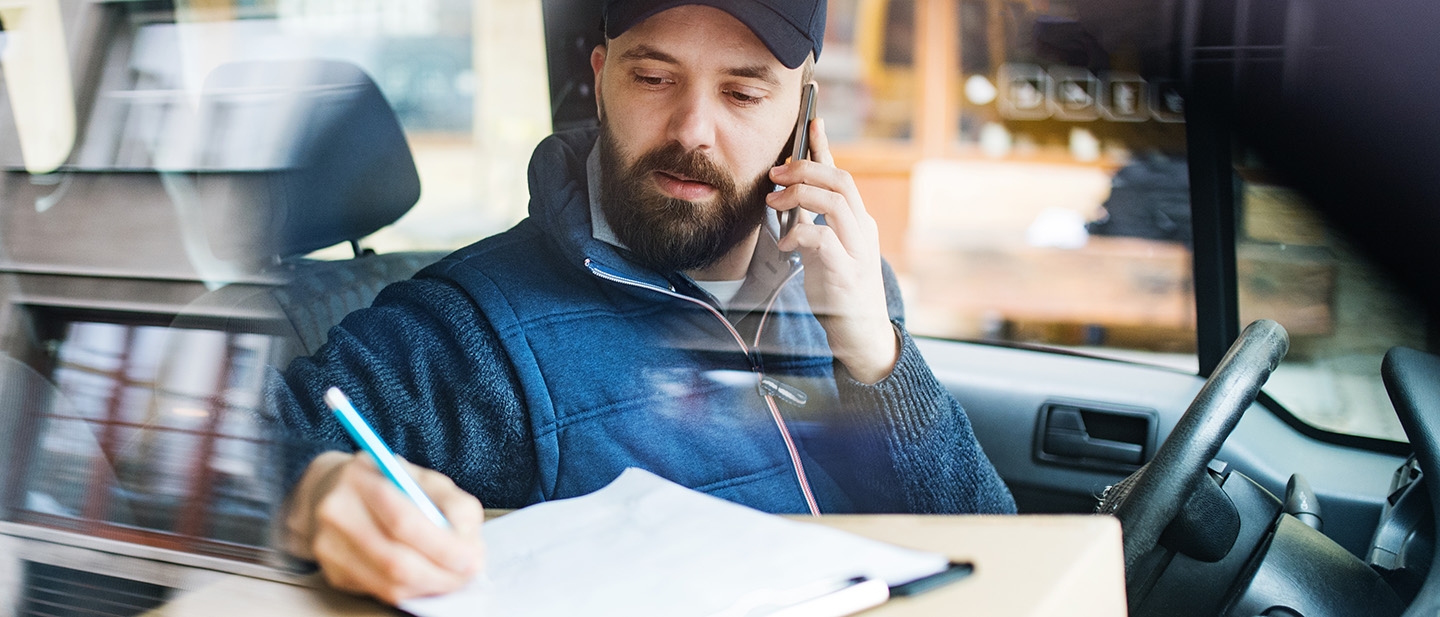 Colourbox Foto: Paketbote im Auto
