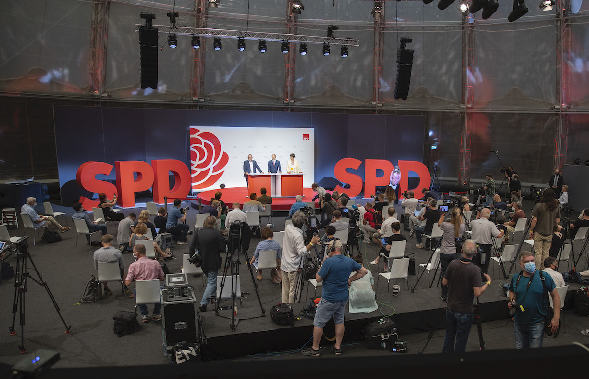 Foto: Medienvertreter bei der Vorstellung von Olaf Scholz als Kanzlerkandidat im Gasometer in Berlin 