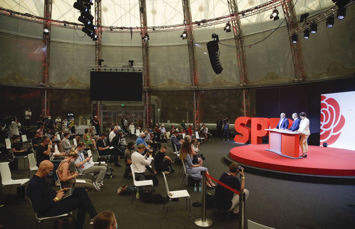 Foto: Medienvertreter bei der Vorstellung von Olaf Scholz als Kanzlerkandidat im Gasometer in Berlin 