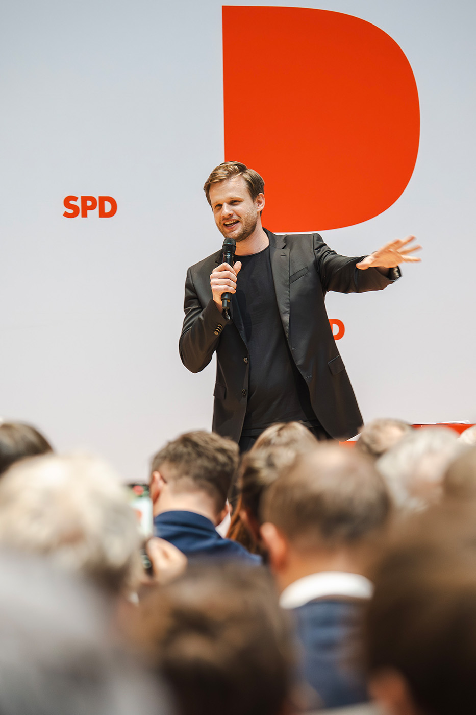 Foto: Robin Mesarosch beim Klimadialog live in Berlin