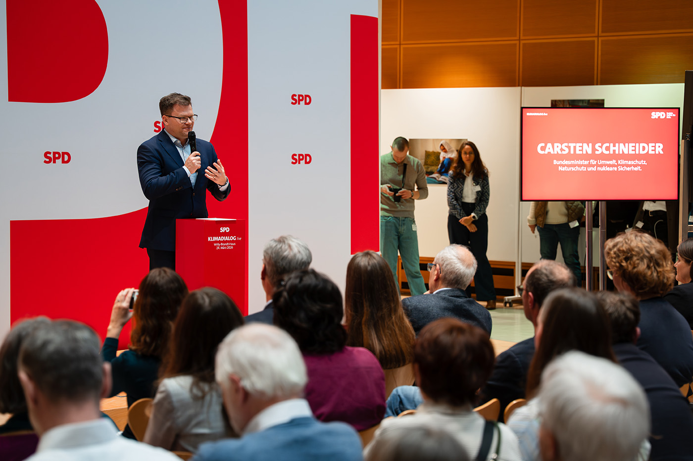 Foto: Umweltminister Carsten Schneider beim Klimadialog live in Berlin