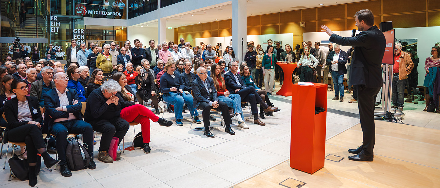 Foto: Robin Mesarosch beim Klimadialog live in Berlin