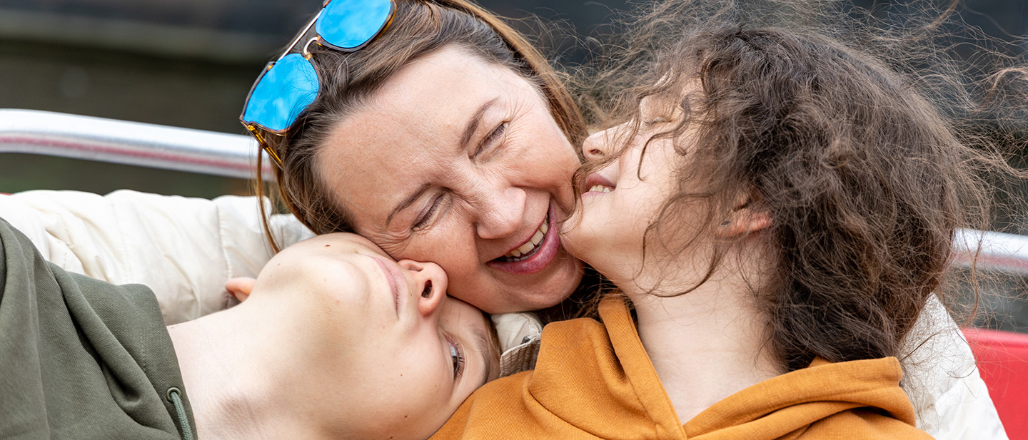 colourbox Foto: Großmutter mit ihren Enkelkindern