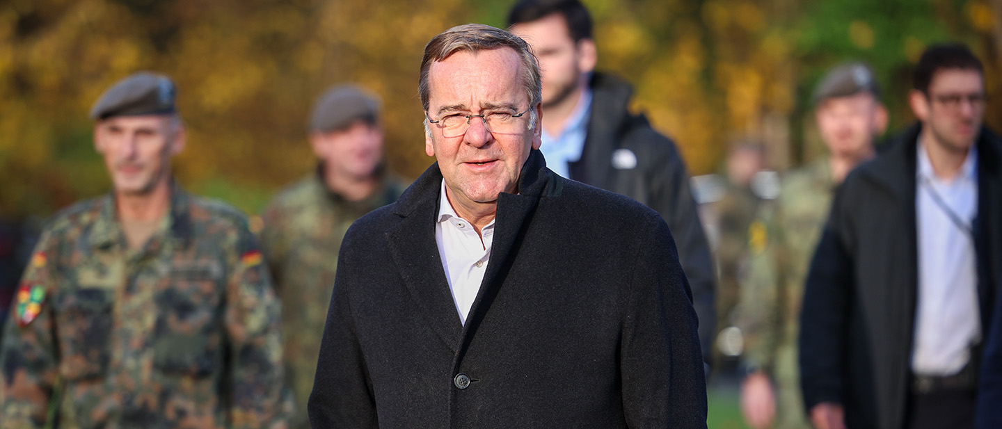 Foto: Boris Pistorius mit Soldaten der Bundeswehr