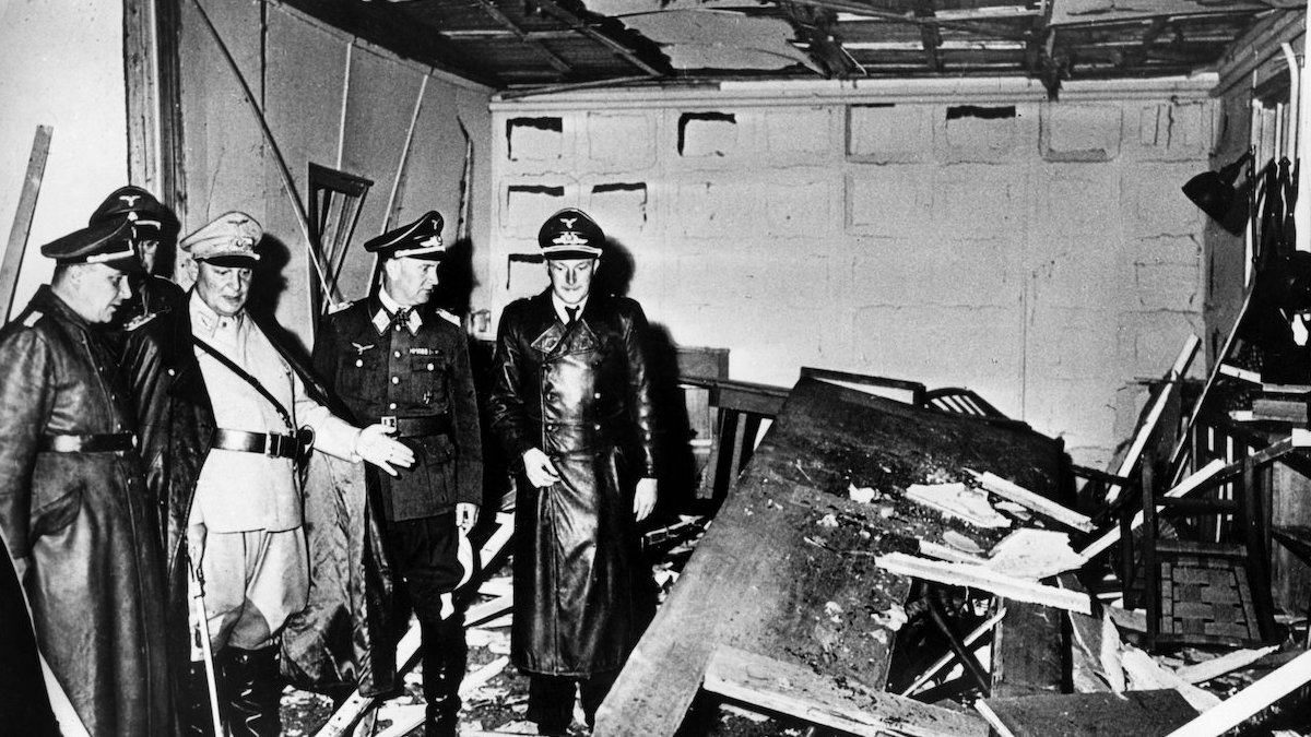 Foto: Reichsmarschall Göring (helle Uniform) und der Chef der "Kanzlei des Führers", Martin Bormann (l.), begutachten die Zerstörung im Führerhauptquartier Rastenburg (Archivfoto vom 20.07.1944)