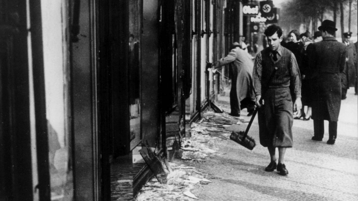 dpa Foto: Jüdische Ladenfront nach der Zerstörung durch Nazis am 10.11.1938