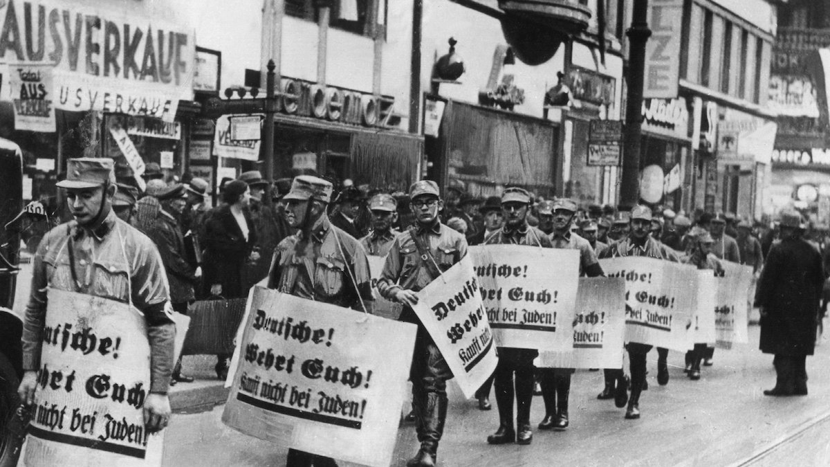 dpa Foto: Männer der SA bei einem Hetzmarsch durch die Straßen von Berlin gegen die jüdische Bevölkerung Deutschlands, Aufnahme von 1938