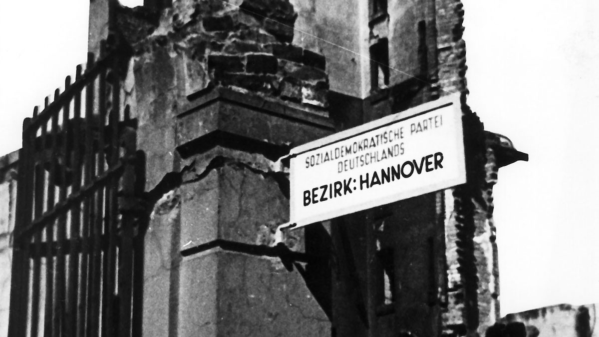 AdsD Foto: Blick auf das Büro Kurt Schumacher in Hannover, Jacobstraße um 1946 , rundum Trümmer
