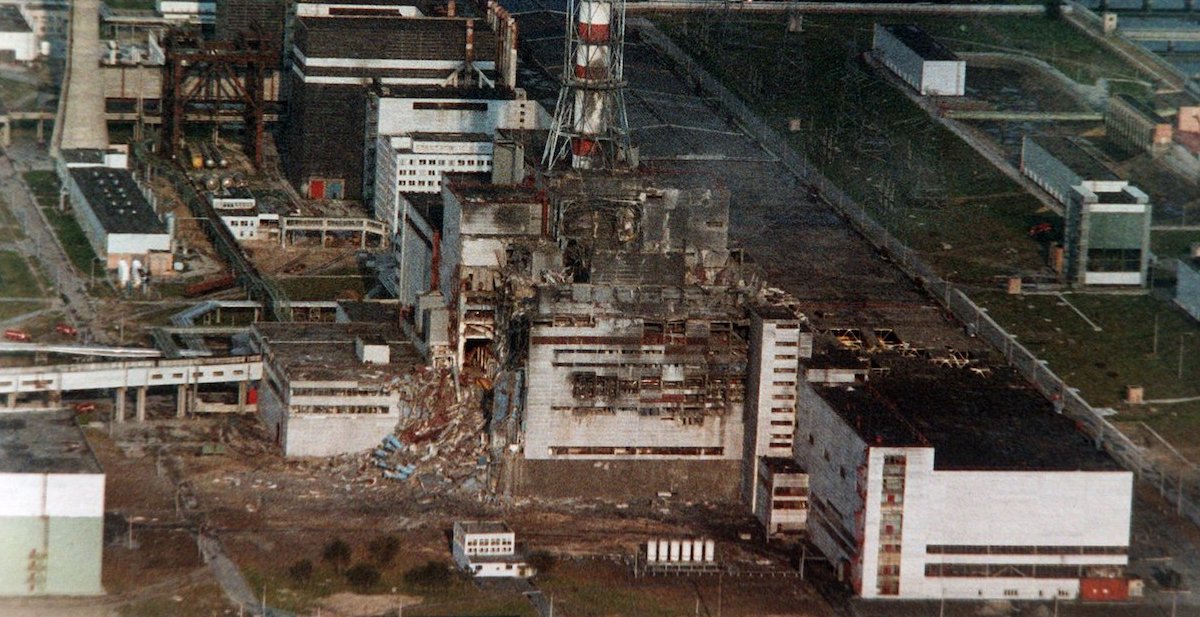 Foto: Blick auf den zerstörten Reaktor des Atomkraftwerkes Tschernobyl in der Ukraine im Mai 1986