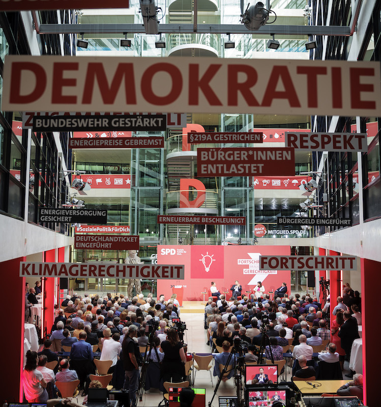 Foto: Blick in das vollbesetzte Atrium des Willy-Brandt-Hauses