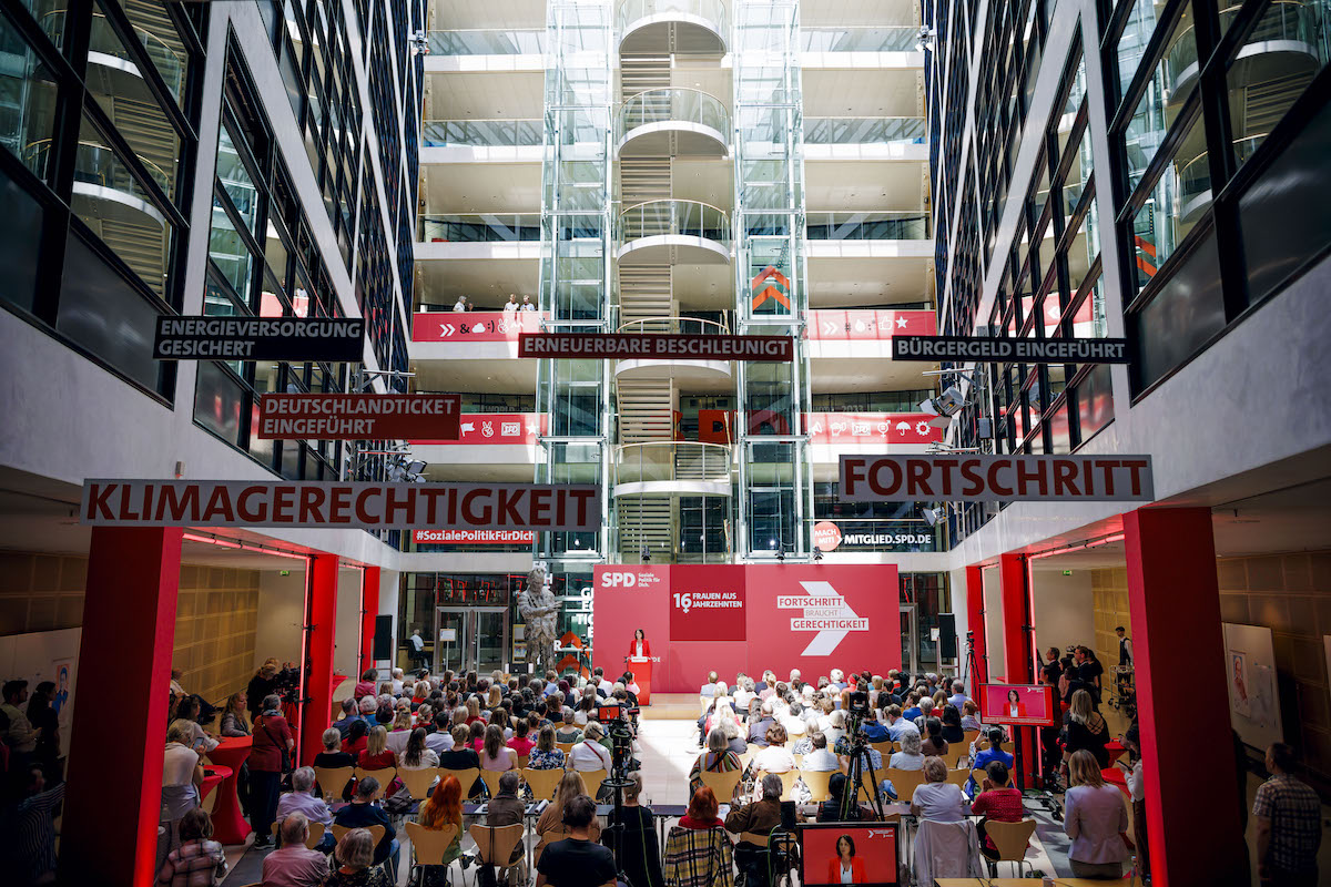 Foto: Blick in das vollbesetzte Atrium des Willy-Brandt-Hauses