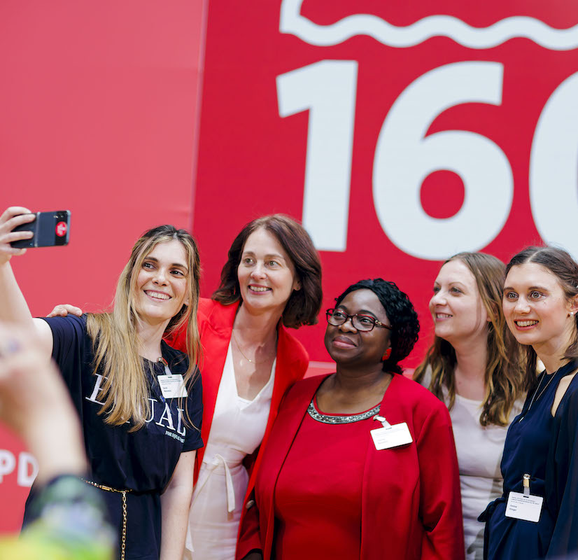 Foto: Katarina Barley macht mit SPD-Frauen ein Selfie