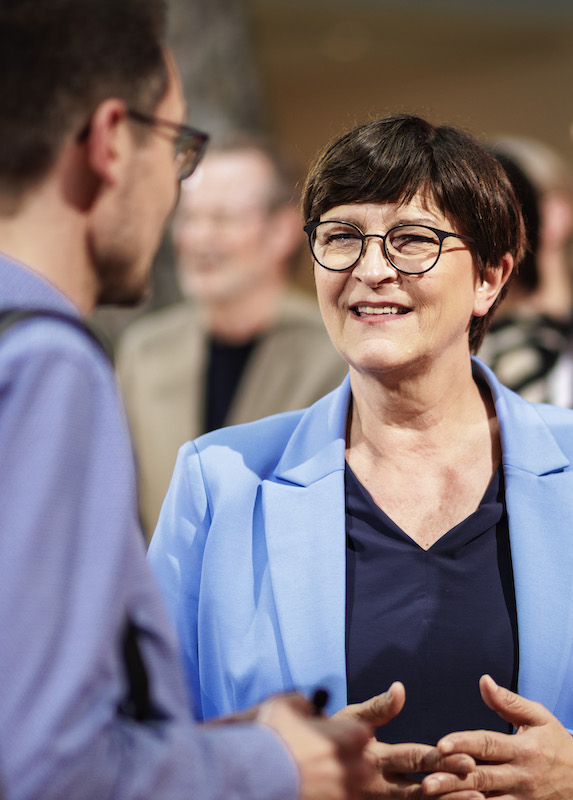 Foto: Saskia Esken im Gespräch
